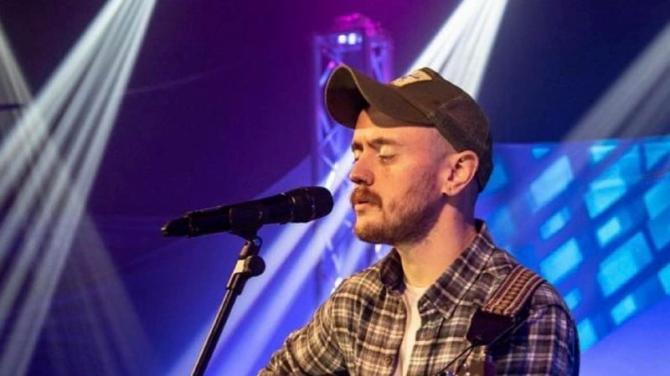 Tuneful Tyler knocks Keith Urban off the top spot