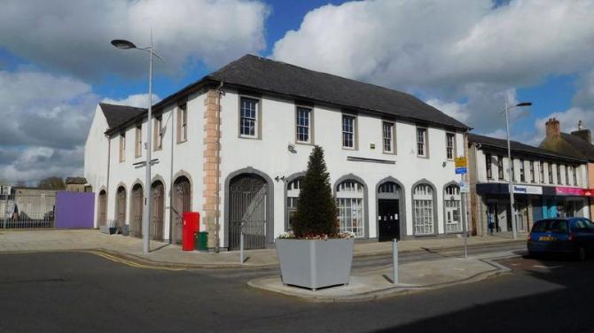 Mall owner applies for permission to turn old bank into restaurant and offices